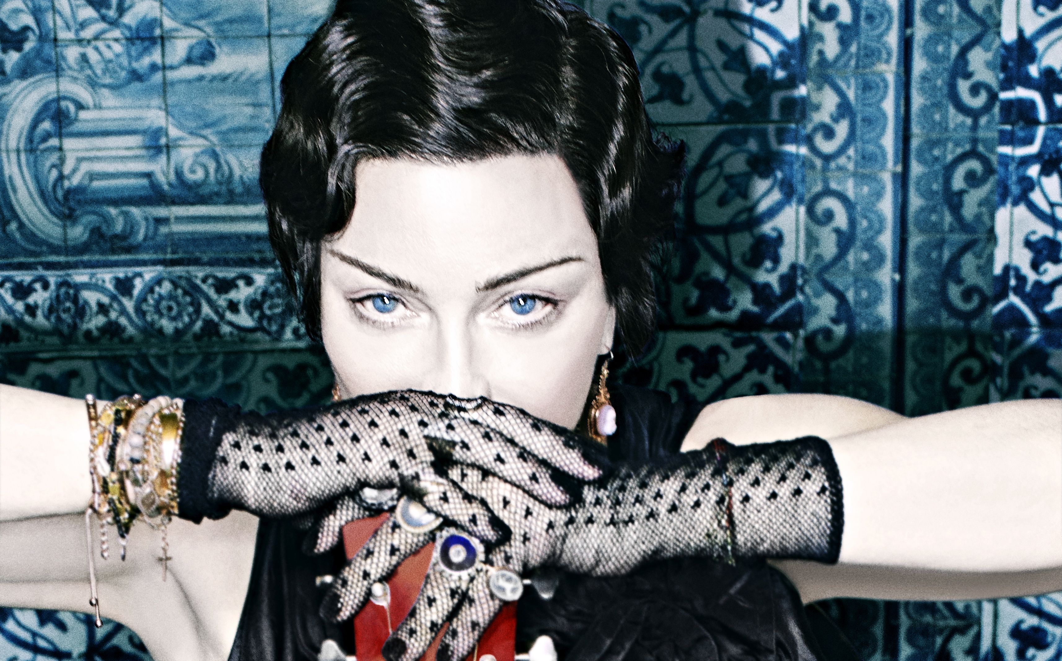 Коронована мадам музыка. Madame x Мадонна. Мадонна 2020. Madonna - Madame x (Deluxe). Madonna 2023.
